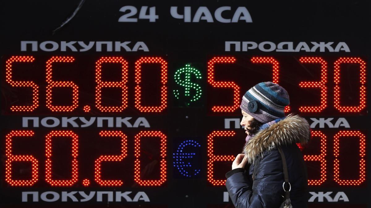 Una pantalla de información del cambio de divisas en una oficina bancaria  en Moscú, Rusia