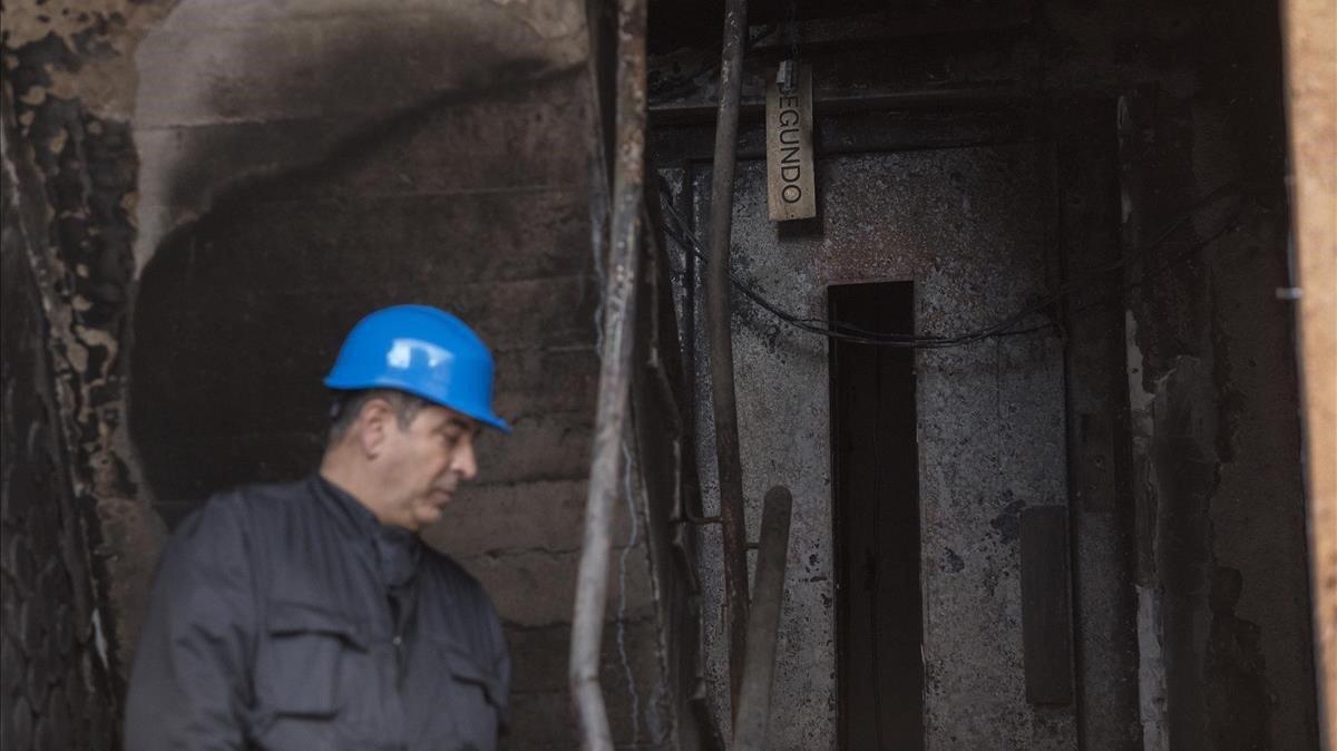 Un operario trabaja en el desescombro del edificio siniestrado de la calle Marquès de Mont-roig de Badalona.