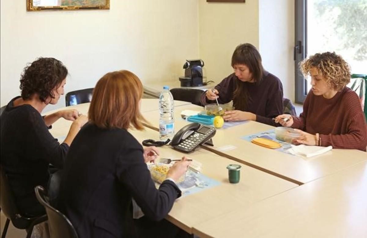 Trabajadoras del Ayuntamiento de Prats de Lluçanès que han avanzado la hora de la comida. Trabajadoras del Ayuntamiento de Prats de Lluçanès que han avanzado la hora de la comida.
