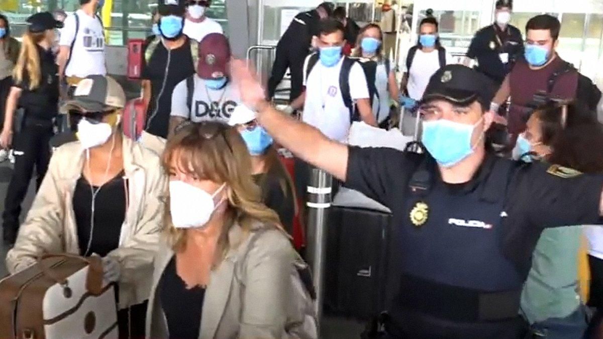 Així ha sigut l'arribada dels 'Supervivientes' a Espanya: crits, plors i moments de tensió Així ha sigut l'arribada dels 'Supervivientes' a Espanya: crits, plors i moments de tensió