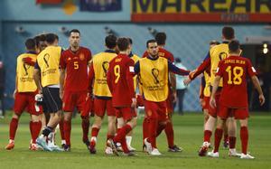 Los jugadores españoles se consuelan al final del encuentro ante Japón.