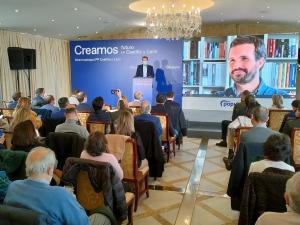 Mañueco se dirige a alcaldes del PP de Castilla y León mientras Casado interviene por videoconferencia, este sábado en Salamanca.