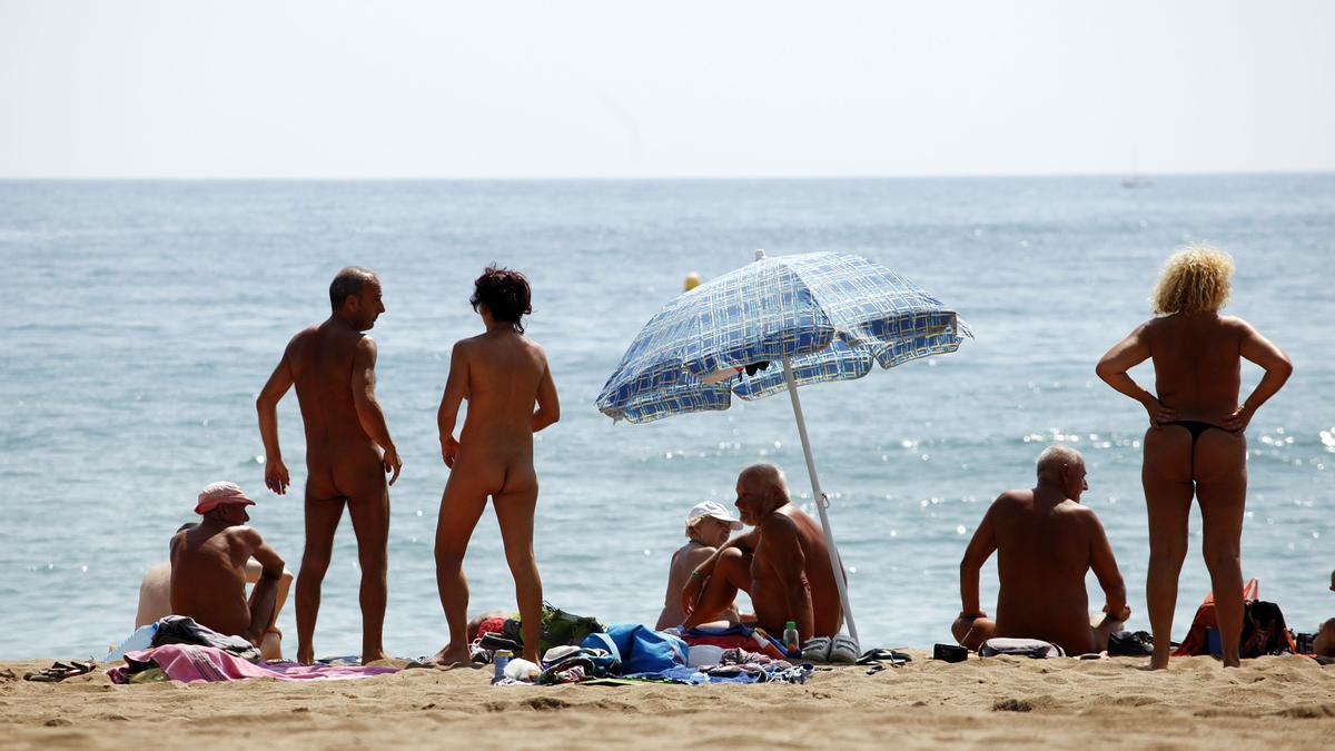 Nudistas en la playa de Sant Sebastià.
