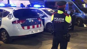 Un agente de los Mossos d’Esquadra, en Barcelona.