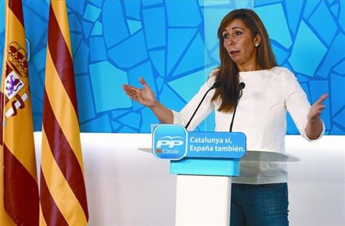 La presidenta del PP catalán, Alicia Sánchez-Camacho, durante la rueda de prensa que ofreció ayer en la sede del partido. La presidenta del PP catalán, Alicia Sánchez-Camacho, durante la rueda de prensa que ofreció ayer en la sede del partido.