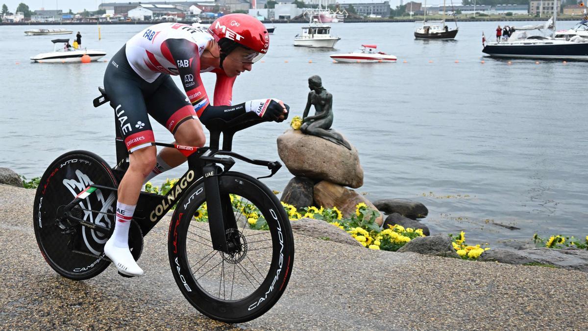 Tadej Pogacar, pasa junto a la estatua de la Sirenita, durante la primera etapa del Tour de Francia, etapa de contrarreloj individual de 13,2 km en Copenhague