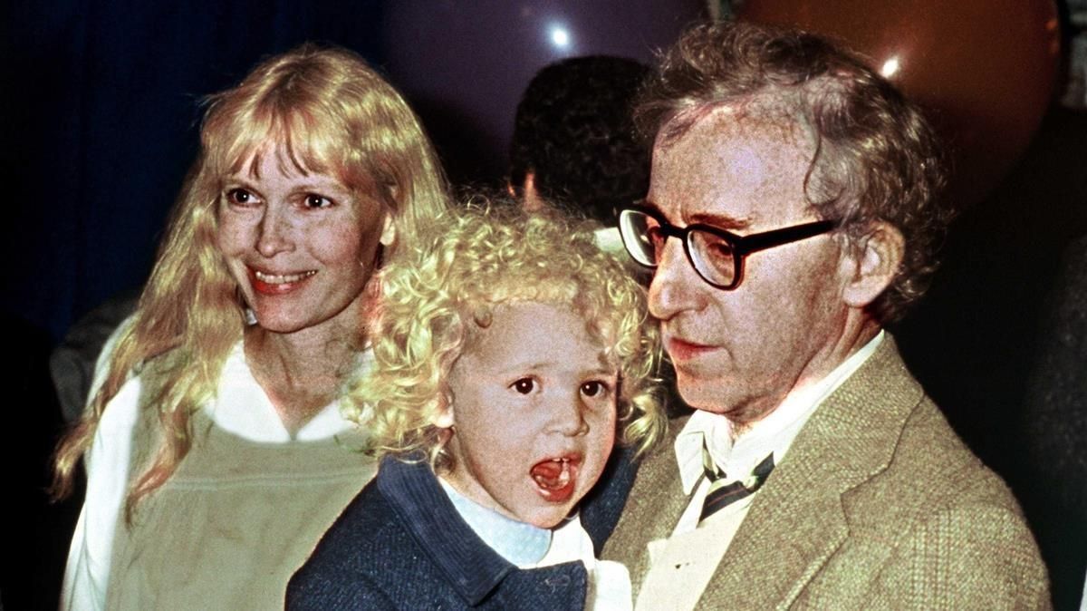 Woody Allen, Mia Farrow y la paqueña Dylan Farrow, en 1987. Woody Allen, Mia Farrow y la paqueña Dylan Farrow, en 1987.