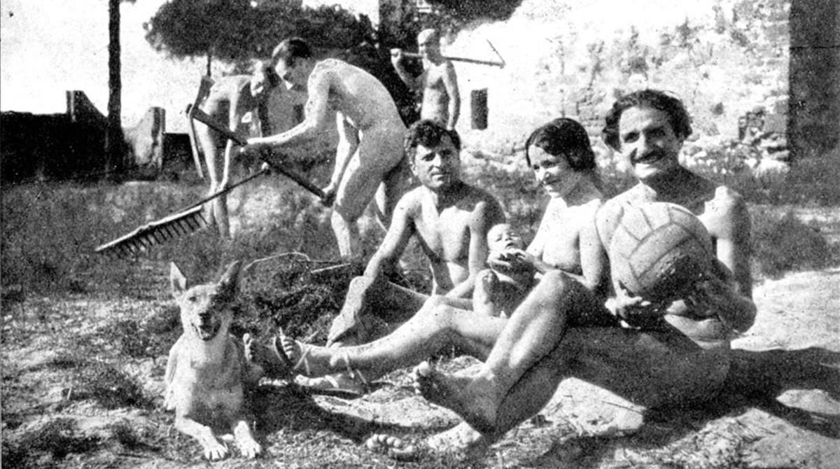 Nicolás Capo (derecha), con su mujer, Ramona, que lleva en brazos a su hijo Apolo, en la colonia nudista de Gavà, en 1932. Nicolás Capo (derecha), con su mujer, Ramona, que lleva en brazos a su hijo Apolo, en la colonia nudista de Gavà, en 1932.