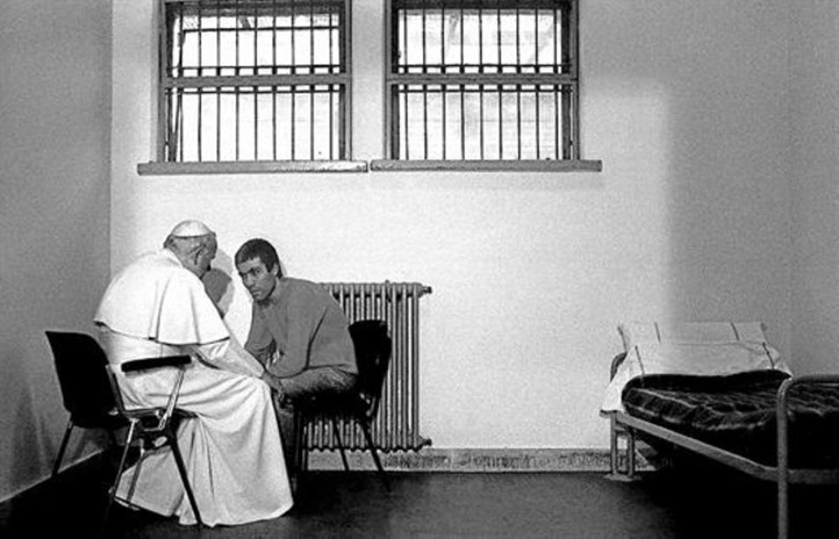 A solas 8 El Papa Juan Pablo II visita a Ali Agca, en una cárcel de Roma en 1983. A solas 8 El Papa Juan Pablo II visita a Ali Agca, en una cárcel de Roma en 1983.