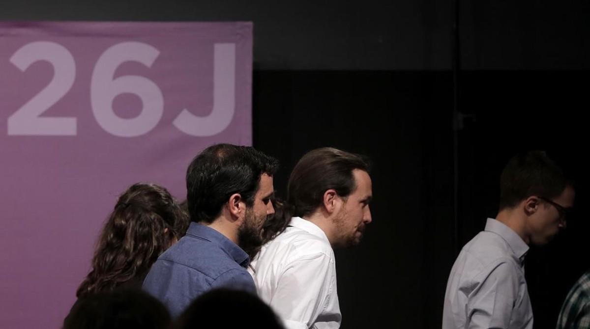 Alberto Garzón, Pablo Iglesias e Íñigo Errejón, tras su comparecencia al conocerse los resultados del 26-J. 
