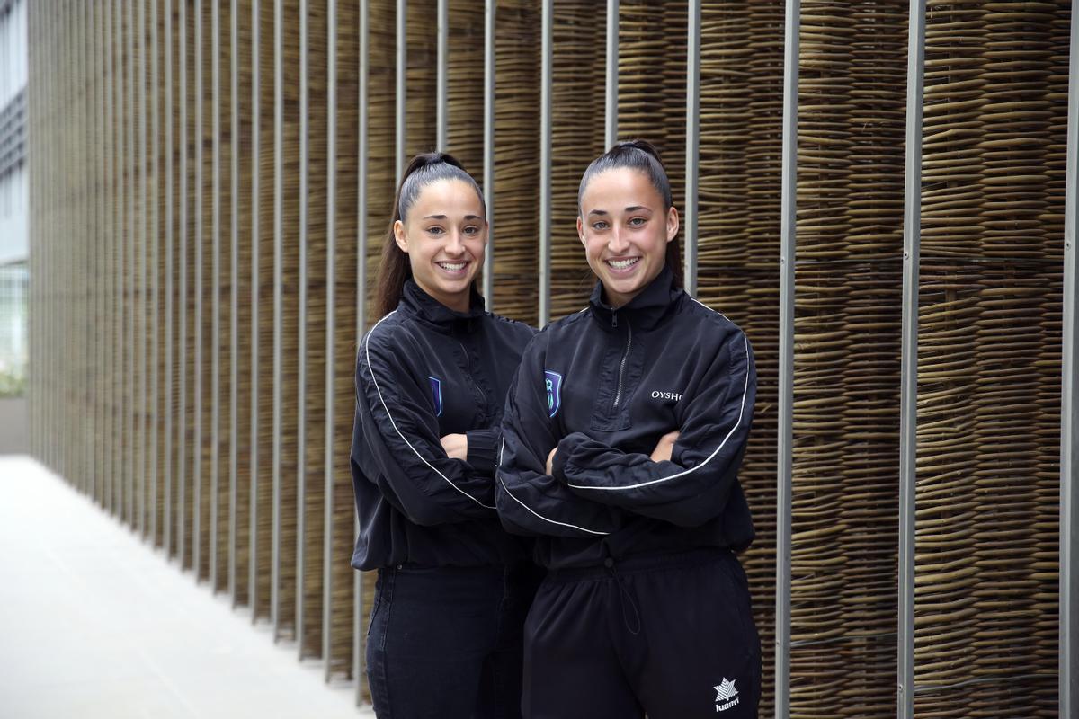 Las gemelas de la Queens League: Coral Martínez (izquierda) y Clara Martínez (derecha)