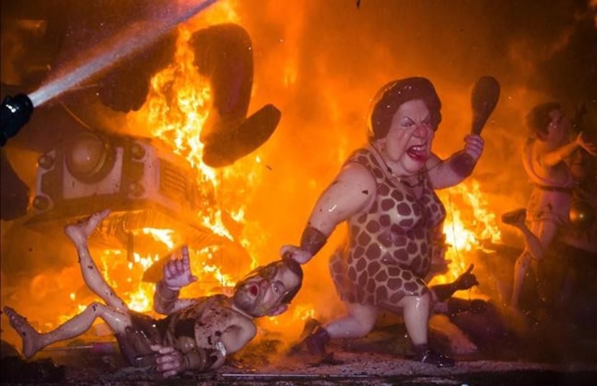 Dos ’ninots’ de Rita Barberá y Mariano Rajoy arden en una falla de Valencia. Dos ’ninots’ de Rita Barberá y Mariano Rajoy arden en una falla de Valencia.