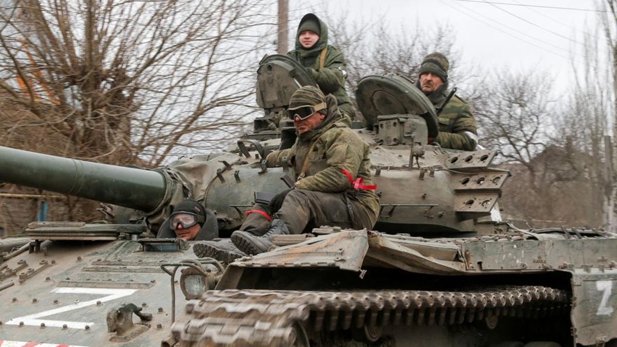 Soldados rusos se desplazan en tanque por territorio ucraniano.