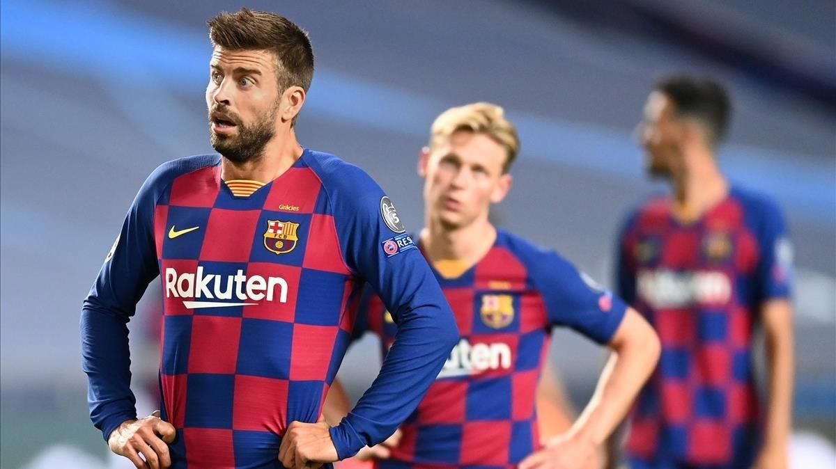 Piqué espera el saque de centro tras uno de los goles del Bayern. Piqué espera el saque de centro tras uno de los goles del Bayern.