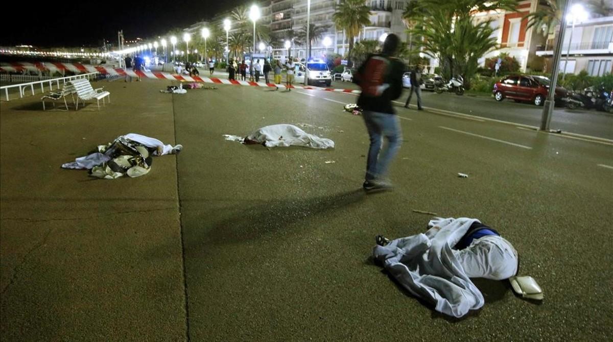 Cuerpos en el suelo después del atropello masivo en Niza, este viernes.