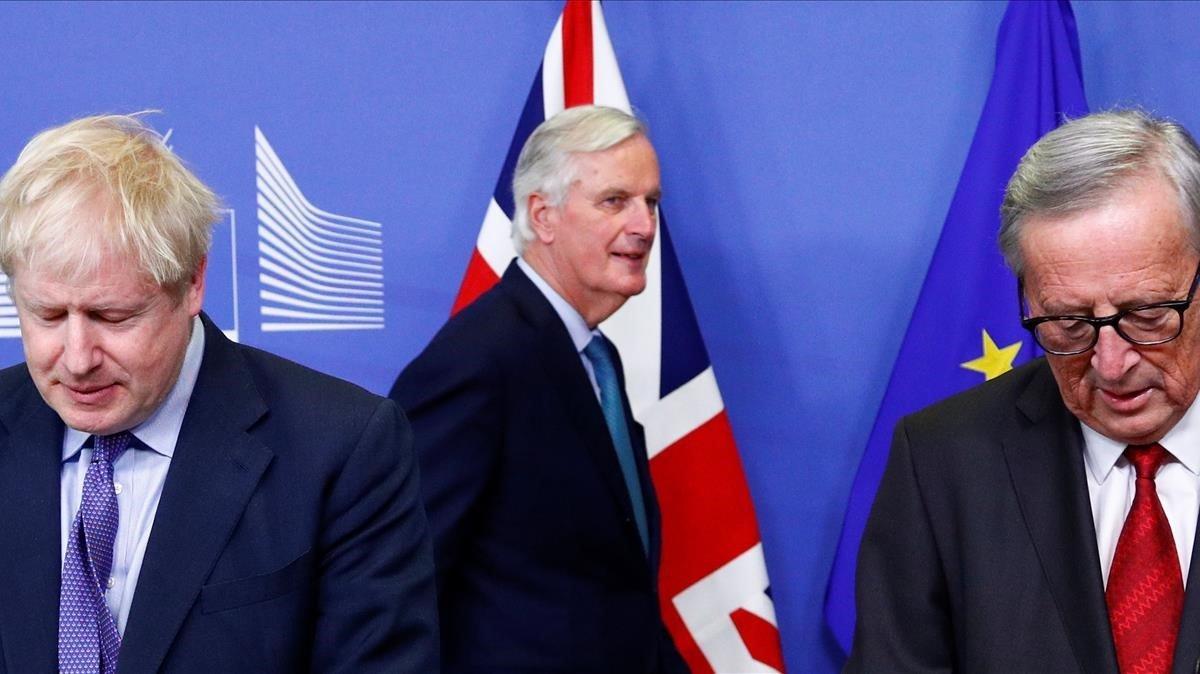El primer ministro británico, Boris Johnson, el presidente de la Comisión Europea, Jean-Claude Juncker, y el negociador para el ’brexit’ de la UE, Michel Barnier.