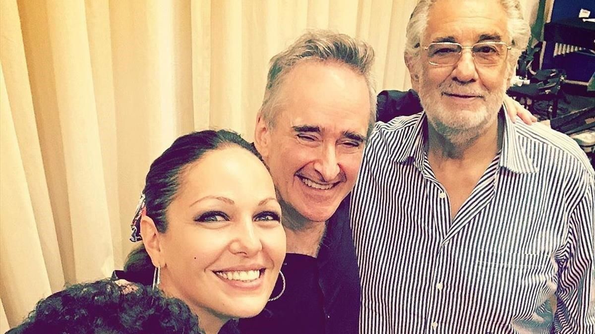 Plácido Domingo con sus compañeros de reparto de ’Luisa Miller’ en Salzburgo. Plácido Domingo con sus compañeros de reparto de ’Luisa Miller’ en Salzburgo.