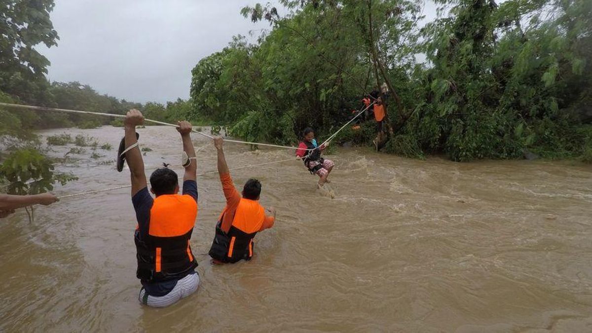 Kompasu deja deslizamientos de tierra e inundaciones en Filipinas. Kompasu deja deslizamientos de tierra e inundaciones en Filipinas.