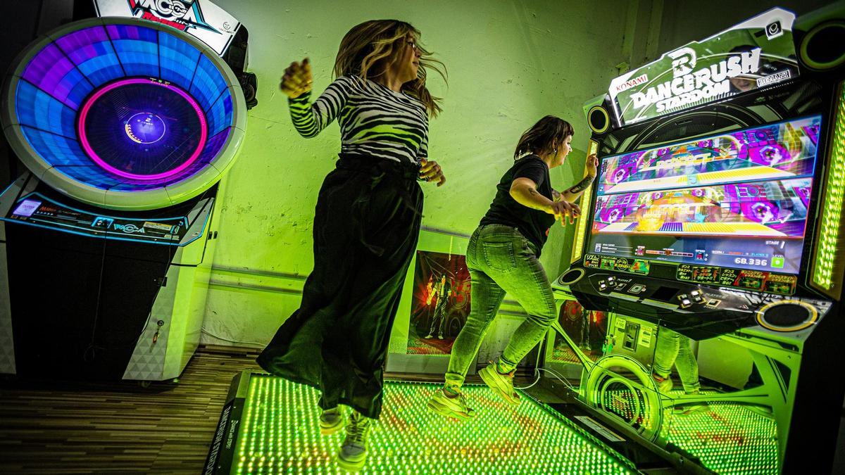 Dos socias, Iris y Aida, bailan en el Dancerush, una minidiscoteca móvil. Dos socias, Iris y Aida, bailan en el Dancerush, una minidiscoteca móvil.