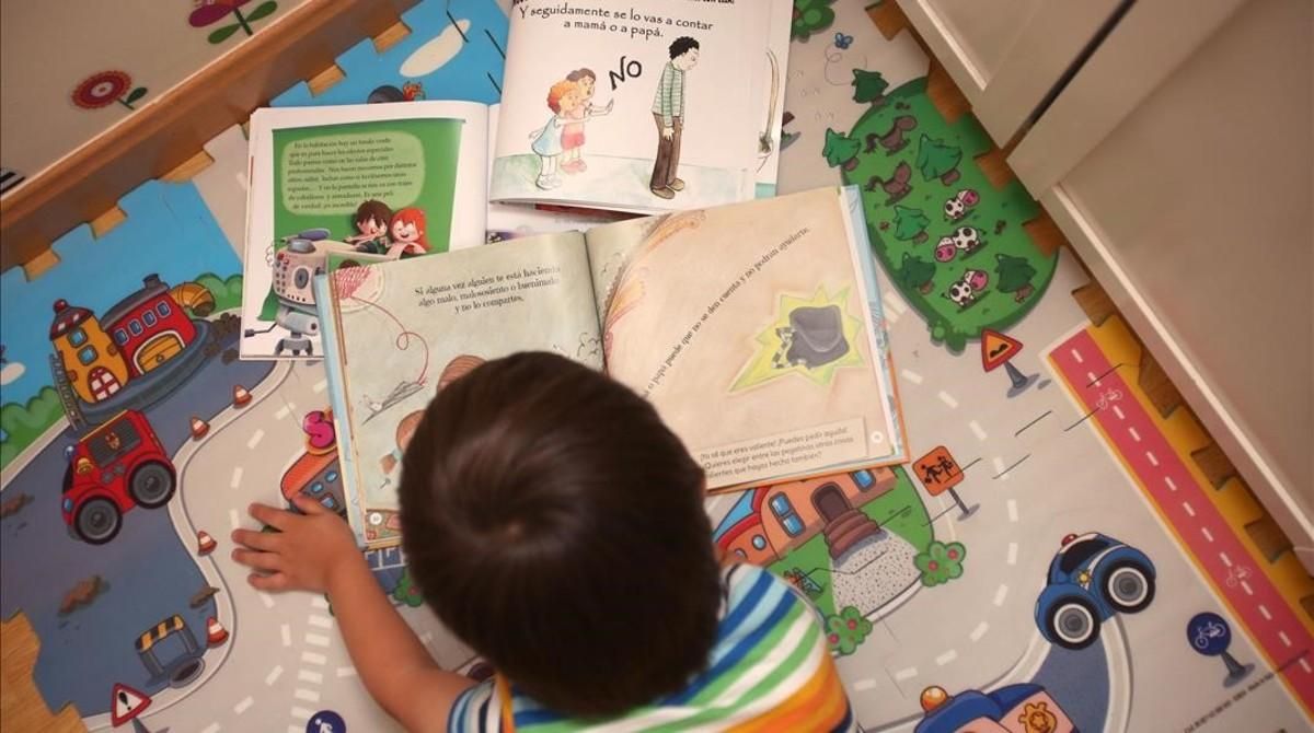 Un niño lee cuentos destinados a coincienciar a niños y adultos sobre los abusos sexuales. Un niño lee cuentos destinados a coincienciar a niños y adultos sobre los abusos sexuales.