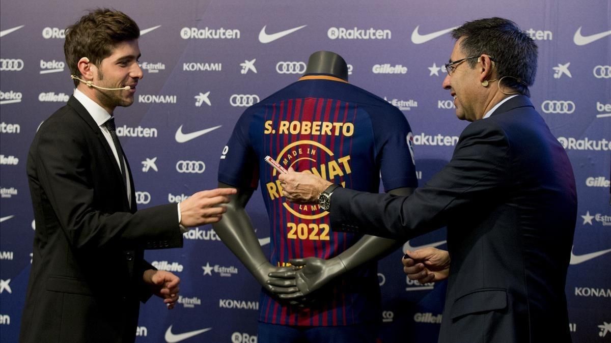 Sergi Roberto junto al presidente azulgrana Josep Maria Bartomeu en el acto de renovación de su contrato hasta el 2022. Sergi Roberto junto al presidente azulgrana Josep Maria Bartomeu en el acto de renovación de su contrato hasta el 2022.