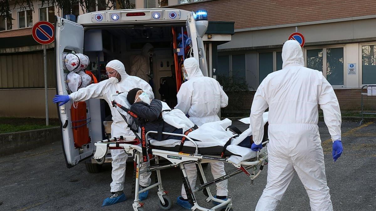 Una ambulancia traslada a afectados a un hospital de Padua en el norte de Italia.