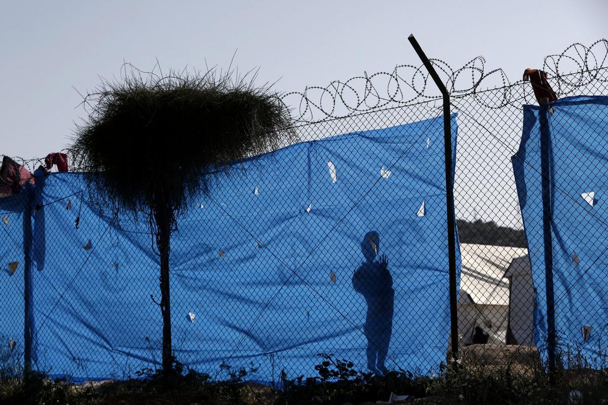 Una valla en un campamento de refugiados en Schisto, cerca de Atenas (Grecia).