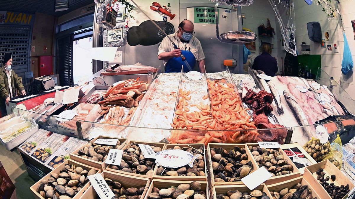 Puesto de pescado y marisco en un mercado. Puesto de pescado y marisco en un mercado.