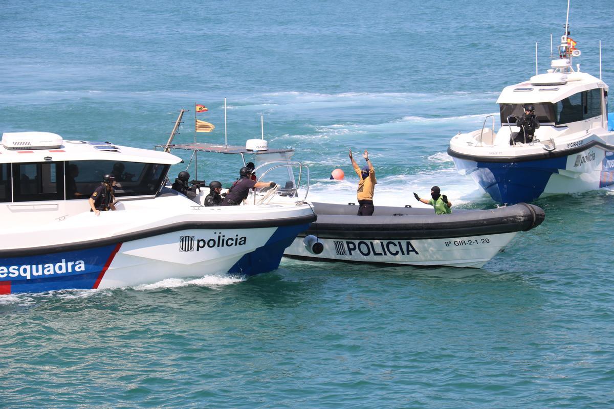 Quinze detinguts per transportar droga amb una narcollanxa i descarregar-la al port de Mataró