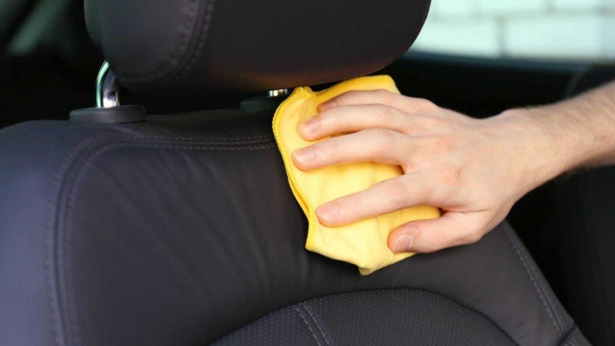 Cómo limpiar la tapicería del coche según el tipo de material Cómo limpiar la tapicería del coche según el tipo de material