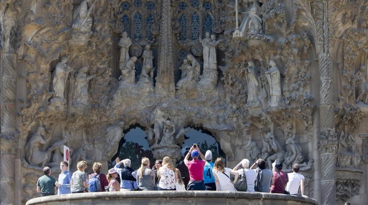 Turistas ante la Sagrada Familia.