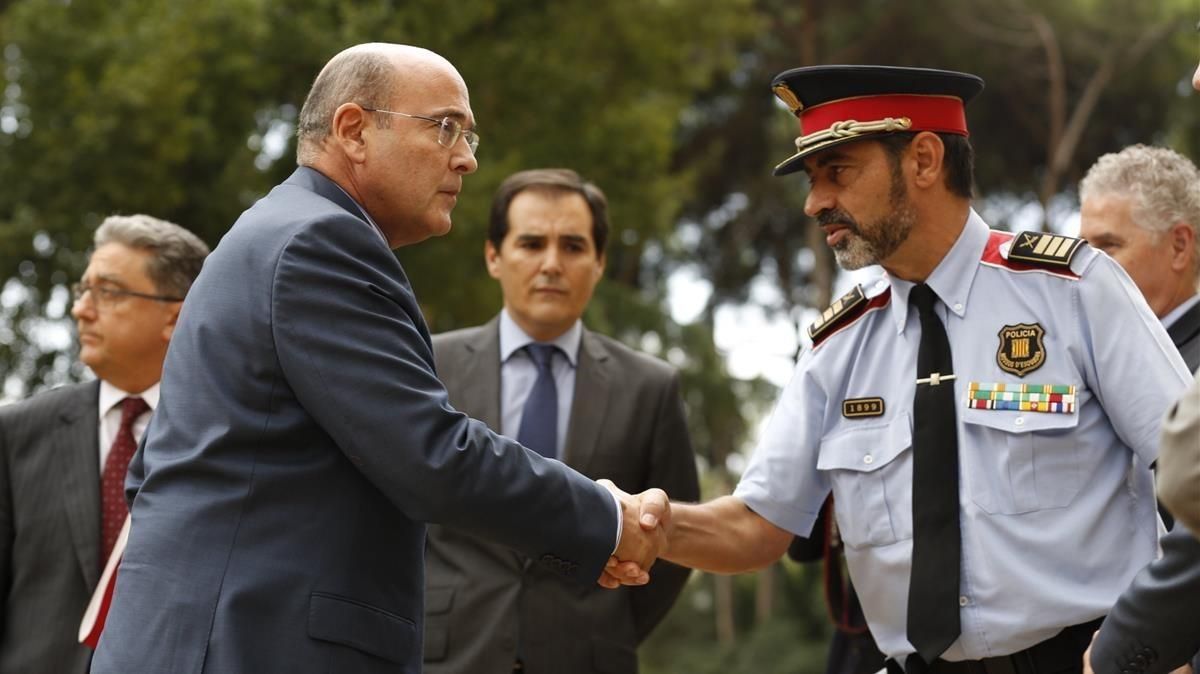 El coronel de la Guardia Civil, Diego Pérez de los Cobos, saluda al mayor de los Mossos, Josep Lluís Trapero. El coronel de la Guardia Civil, Diego Pérez de los Cobos, saluda al mayor de los Mossos, Josep Lluís Trapero.