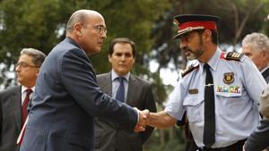 El coronel de la Guardia Civil, Diego Pérez de los Cobos, saluda al mayor de los Mossos, Josep Lluís Trapero.