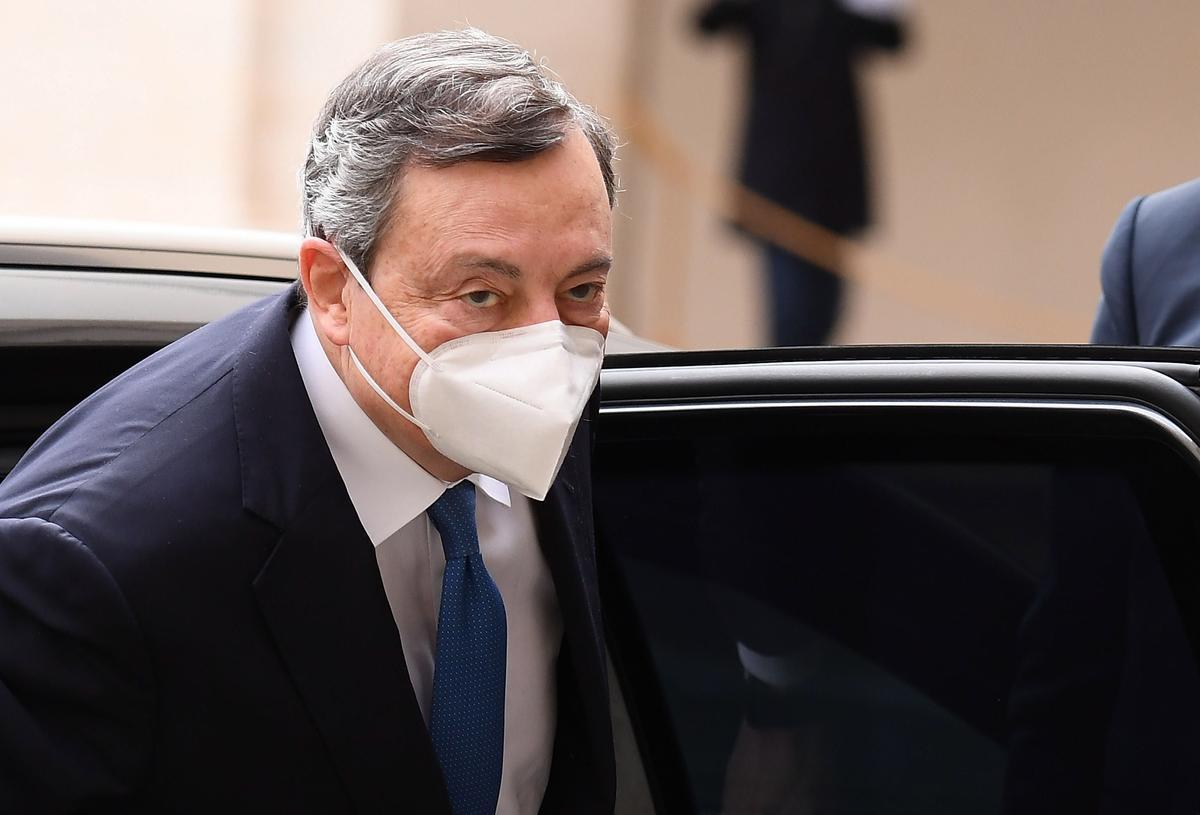 El expresidente del BCE Mario Draghi, a su llegada, este miércoles, al palacio del Quirinale. El expresidente del BCE Mario Draghi, a su llegada, este miércoles, al palacio del Quirinale.