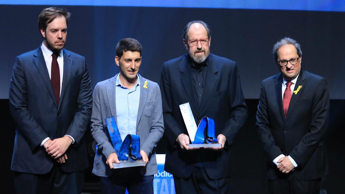 De izquierda a derecha, el presidente de Grupo Zeta Antonio Asensio, el premiado con el Català de l’Any 2016 Oriol Mitjà, el galardonado con el del 2017 Josep Maria Pou y el ’president’ catalán Quim Torra, este martes.