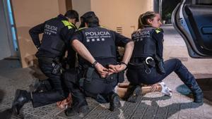 Un grup de lladres ‘rellotgers’ fereix de gravetat un home de Barcelona