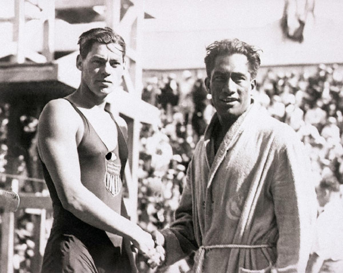 Johnny Weissmüller (a la izquierda), nadador en los JJOO de París, en 1924.