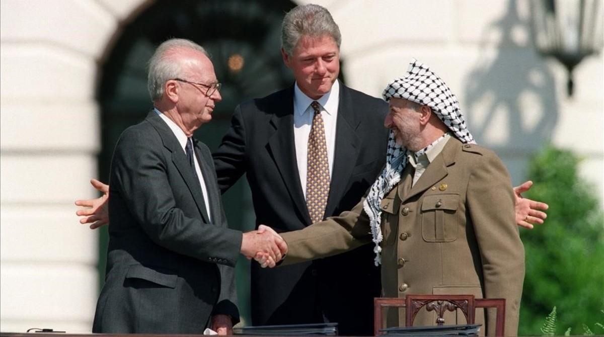 Rabin (izquierda) y Arafat se estrechan la mano ante Clinton en la Casa Blanca, en septiembre de 1993. Rabin (izquierda) y Arafat se estrechan la mano ante Clinton en la Casa Blanca, en septiembre de 1993.