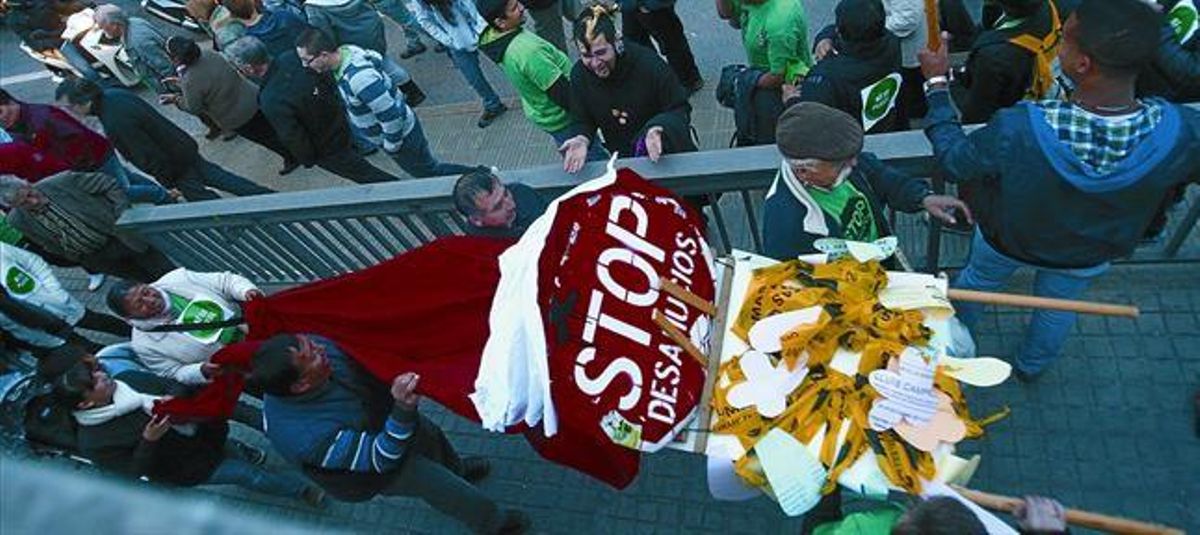 Procesión rocieraMarcha en el barrio barcelonés de Ciutat Meridiana contra los desahucios. Procesión rocieraMarcha en el barrio barcelonés de Ciutat Meridiana contra los desahucios.