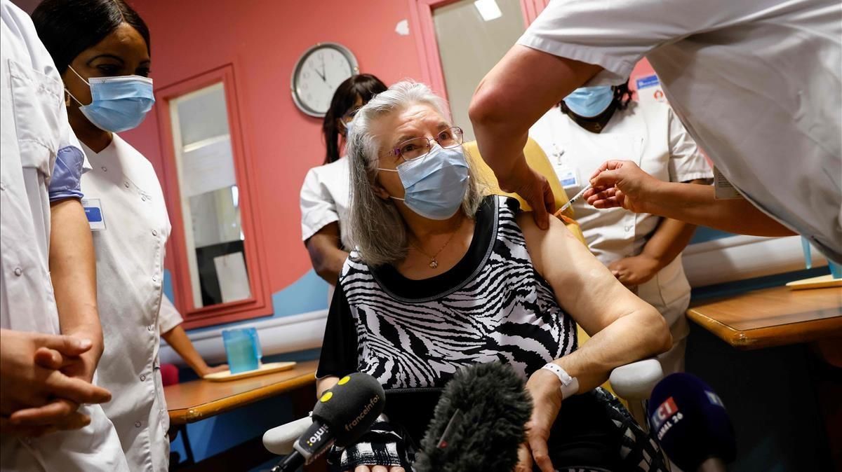 Mauricette, de 78 años, la primera francesa en ser vacunada, recibe la dosis en el hospital Rene-Muret en Sevran, a las afueras de París, el pasado 27 de diciembre. Mauricette, de 78 años, la primera francesa en ser vacunada, recibe la dosis en el hospital Rene-Muret en Sevran, a las afueras de París, el pasado 27 de diciembre.
