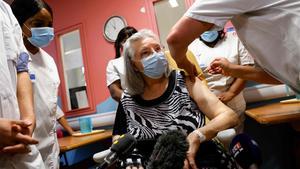 Mauricette, de 78 años, la primera francesa en ser vacunada, recibe la dosis en el hospital Rene-Muret en Sevran, a las afueras de París, el pasado 27 de diciembre.