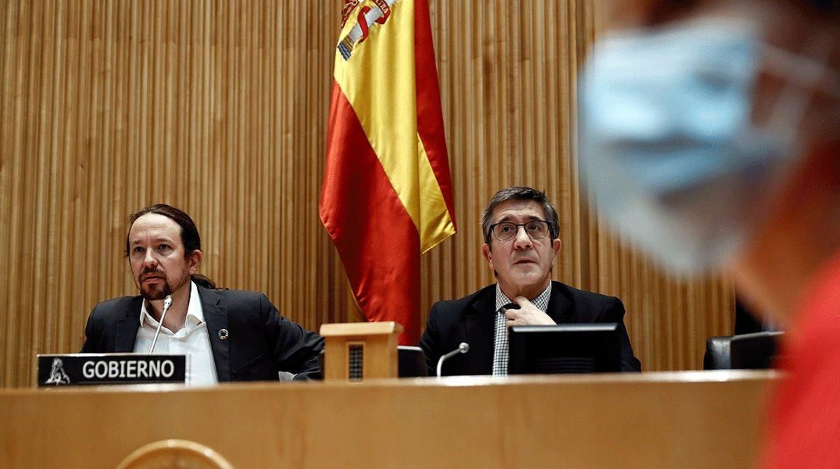 El vicepresidente segundo del Gobierno, Pablo Iglesias, y el presidente de la Comisión para la Reconstrucción, Patxi López, al inicio de la comparecencia del líder de Podemos, el 28 de mayo en el Congreso. El vicepresidente segundo del Gobierno, Pablo Iglesias, y el presidente de la Comisión para la Reconstrucción, Patxi López, al inicio de la comparecencia del líder de Podemos, el 28 de mayo en el Congreso.