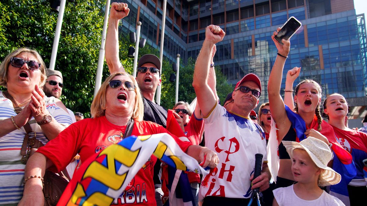 Los fanáticos del tenista serbio Novak Djokovic muestran su apoyo a su batalla legal, frente al Tribunal Federal de Australia en Melbourne. Los fanáticos del tenista serbio Novak Djokovic muestran su apoyo a su batalla legal, frente al Tribunal Federal de Australia en Melbourne.