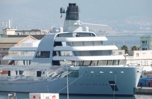 El megayate de Abramovich busca un destino seguro al este del Mediterráneo tras zarpar desde Barcelona