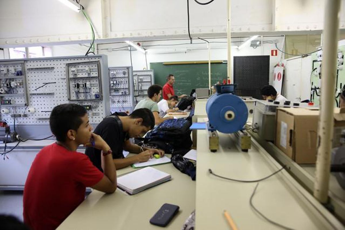 Una clase de prácticas de electricidad en el Instituto de FP Rambla de Prim, en Barcelona. Una clase de prácticas de electricidad en el Instituto de FP Rambla de Prim, en Barcelona.