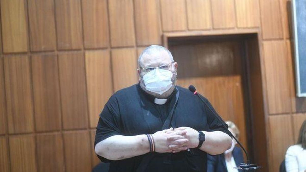 Rebajan la condena a 20 meses un cura acusado de concertar matrimonios de conveniencia en Murcia Rebajan la condena a 20 meses un cura acusado de concertar matrimonios de conveniencia en Murcia