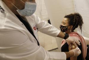 Una mujer estadounidense recibe la vacuna del covid.