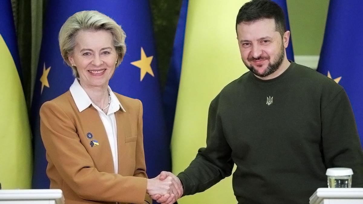 La presidenta de la Comisión Europea, Ursula von der Leyen, y el presidente de Ucrania, Volodímir Zelenski, este jueves en Kiev