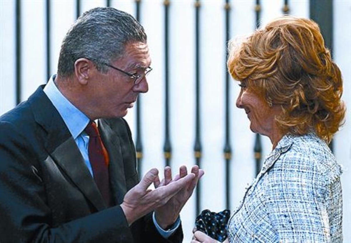 Gallardón y Aguirre charlan en un acto, en el 2009.