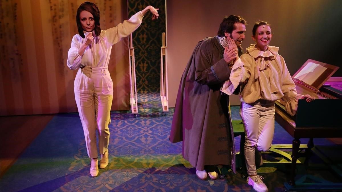 Una momento de ’La mascarada’, nuevo montaje de Els Pirates para el Teatre Akadèmia. Una momento de ’La mascarada’, nuevo montaje de Els Pirates para el Teatre Akadèmia.